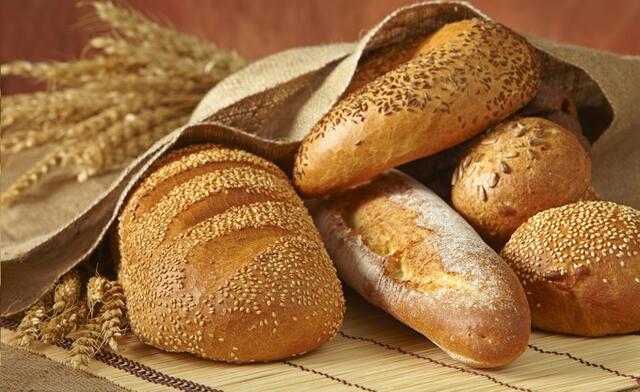 A kenyér tévesen van a táplálkozási piramis alapján. Annak ellenére, hogy számos táplálkozási szakértő szükségtelennek, sőt meglehetősen károsnak minősíti a kenyeret és az egyéb gabonatermékeket, ezek mégis széles körben elterjedtek.