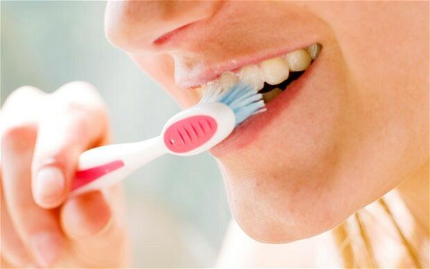 Egy 34 éves német nő annyira betegesen félt a fogorvostól, hogy 15 évig fogat sem mosott. A szájában pedig már csak rohadó csonkok voltak. Mindennek az oka az volt, hogy Nicole-t gyerekkorában durván félrekezelték a fogorvosok.