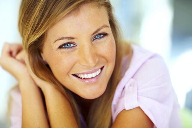 Amerikai kutatók kísérleteikben úgy találták, hogy a mosolygás fizikailag is segíti, hogy túljussunk nehéz, stresszes helyzeteken.