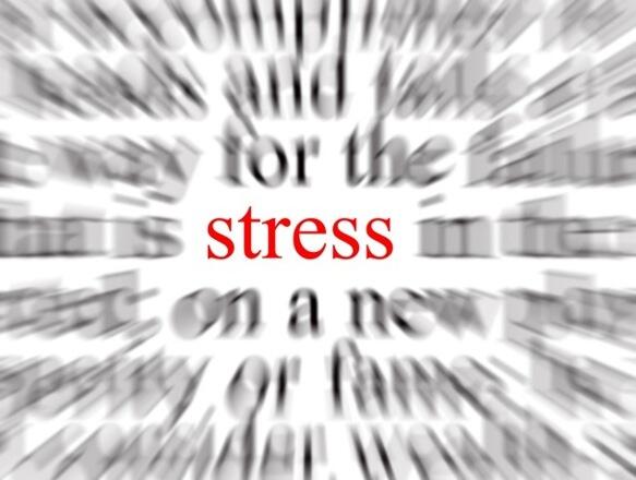 Stresszoldási stratégiák Kétféle stratégia van, amit alkalmaznak az emberek, amikor stresszelnek; vagy negatívat vagy pozitívat. Mindenképpen a pozitív stresszoldási stratégiák közül javasoljuk mindenkinek, hogy válasszon. Aki stresszes helyzetbe kerül, gondolkodjon ésszerűen és