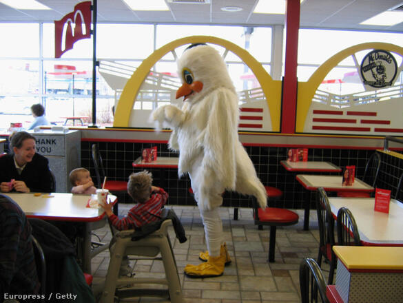 A Gazdasági Versenyhivatal (GVH) szerint a McDonald's Magyarországi Étterem Hálózat Kft. (McDonald's) megtévesztette a fogyasztókat néhány csirkehús felhasználásával készült termékével kapcsolatban. A GVH ezért 15 millió forint bírságot szabott ki a válla