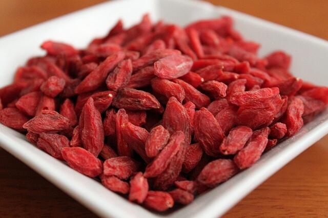A Goji bogyó titka A sok-magvú, skarlátvörös színű bogyó, a Goji-gyümölcs legendája ötezer évvel ezelőttre nyúlik vissza. Kevés olyan növényt ismer ugyanis a keleti vagy nyugati világ, amely mind C-vitaminban, mind vasban gazdagabb lenne a tipikus forrásoknál.