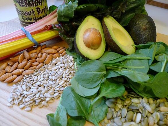 E-vitaminnal a daganat ellen! Késlelteti az öregedést, természetes és még a daganatoktól is véd. Ez bizony az E-vitamin, melyet rendszeresen fogyasztanod kellene. Ha másért nem is, az előbb felsoroltak miatt mindenképpen. Ismerkedjünk meg vele és a további pozitív hatásaival részletes