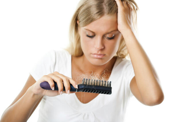 Mit tegyünk, ha hullik a hajunk? Lehet, hogy vitaminhiány áll a háttérben. Olvasd el, mik lehetnek az okok