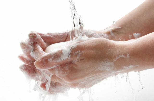 Miért is tehet beteggé a szappan használata? Olyan egészségkárosító anyagokat tartalmaz, melyet senkinek sem lenne szabad használni. Ez a triklozán.