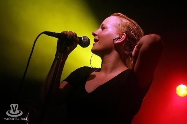 Így még sosem láthatta a kivándorló magyarokat Az Anima Sound System legújabb szerzeménye lett a Menjek/Maradjak című, emigrációval foglalkozó dokumentumfilm londoni epizódjának főcímdala, melyhez a budapesti elektropop formáció már klipet is forgatott.