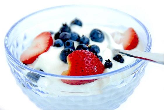 A 7 legszuperebb étel az erős csontokért A két legfontosabb vitamin, amelyhez mindenképpen hozzá kell jutnod csontozatod egészsége érdekében a kalcium és D-vitamin, emellett pedig a K-vitamin, a C-vitamin és a cink, valamint a bór és a kovasav is fontos segítséget jelenthet. Ezeknek a fogyasztás