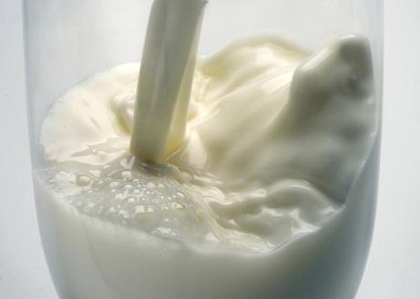 A 7 legszuperebb étel az erős csontokért A két legfontosabb vitamin, amelyhez mindenképpen hozzá kell jutnod csontozatod egészsége érdekében a kalcium és D-vitamin, emellett pedig a K-vitamin, a C-vitamin és a cink, valamint a bór és a kovasav is fontos segítséget jelenthet. Ezeknek a fogyasztás