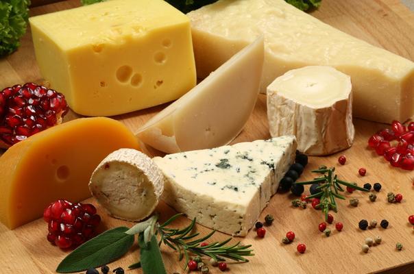 A 7 legszuperebb étel az erős csontokért A két legfontosabb vitamin, amelyhez mindenképpen hozzá kell jutnod csontozatod egészsége érdekében a kalcium és D-vitamin, emellett pedig a K-vitamin, a C-vitamin és a cink, valamint a bór és a kovasav is fontos segítséget jelenthet. Ezeknek a fogyasztás
