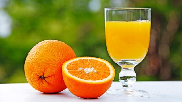 A 7 legszuperebb étel az erős csontokért A két legfontosabb vitamin, amelyhez mindenképpen hozzá kell jutnod csontozatod egészsége érdekében a kalcium és D-vitamin, emellett pedig a K-vitamin, a C-vitamin és a cink, valamint a bór és a kovasav is fontos segítséget jelenthet. Ezeknek a fogyasztás