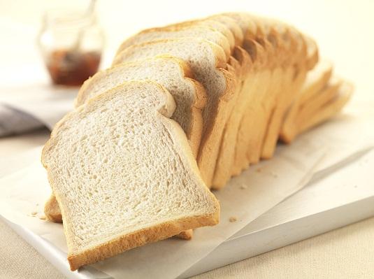 A kenyér tévesen van a táplálkozási piramis alapján. Annak ellenére, hogy számos táplálkozási szakértő szükségtelennek, sőt meglehetősen károsnak minősíti a kenyeret és az egyéb gabonatermékeket, ezek mégis széles körben elterjedtek.