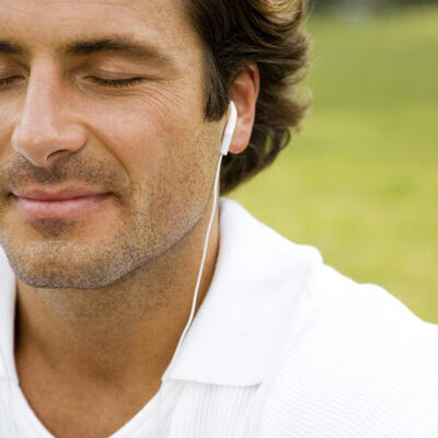 Egy tanulmány vizsgálta a zenehallgatás hatását a szívbetegekre. E szerint a kellemes zene javítja az érfunkciót a koszorúér-betegségben szenvedőknél. Ezt mutatta ki egy szerb tanulmány, amely az Európai Kardiológiai Társaság kongresszusán, Amszterdamban 