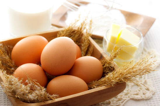 Nem elég a kalcium a csontritkulás megelőzéséhez! Kiemelt szerepet játszik a csontritkulás elleni védekezésben az eddig kevéssé közismert K2-vitamin. Egyre több nemzetközi vizsgálat erősíti meg, hogy a K2-vitamin „irányítja” a kalciumot a megfelelő helyre testünkben: segít, hogy a kalcium hatékonyabban é