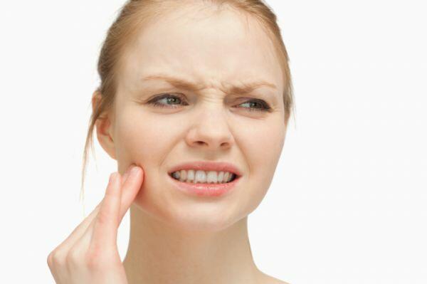 A stressz 10 testi jele Mindannyiunkkal előfordul, hogy feszültebbek vagy éppen levertebbek vagyunk a szokásosnál, ez sajnos a modern élet velejárója. A krónikus stressz állapot - erősen megterhelő munka vagy családi gondok miatt – esetén azonban bizonyos nem tipikus tünetek is