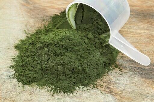 A spirulina algát a „szuperételek” kategóriába sorolják, és nem érdemtelenül. Ez a jelző olyan élelmiszereket jelöl, amelyek teli vannak tápanyagokkal, számos enzimet tartalmaznak, magas a klorofilltartalmuk, és összességében bázikus hatást mutatnak a sze