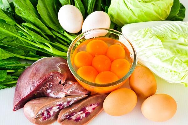 Ez segít a migrénen! B2-vitamin A B2-vitamint riboflavinnak vagy laktoflavinnak is nevezik. A vízben oldódó vitaminokhoz tartozik, amelyeket a szervezet nem képes elegendő mértékben tárolni, ezért ezt a vitamint a napi szükségletnek megfelelően a táplálékkal kell bejuttatni a szervezetb