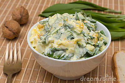 A gyógynövénygyűjtők, természetkedvelők, sétálgatók és egész családok örülnek minden kora tavasszal a medvehagyma hajtásainak. A fiatal levelek erősítő tulajdonságai a hosszú tél után különösen keresettek. Otthon a leveleket langyos folyó víz alatt alapos