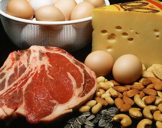 Ez segít a migrénen! B2-vitamin A B2-vitamint riboflavinnak vagy laktoflavinnak is nevezik. A vízben oldódó vitaminokhoz tartozik, amelyeket a szervezet nem képes elegendő mértékben tárolni, ezért ezt a vitamint a napi szükségletnek megfelelően a táplálékkal kell bejuttatni a szervezetb