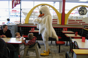 Darált bőrt adott el a Meki csirkehúsként A Gazdasági Versenyhivatal (GVH) szerint a McDonald's Magyarországi Étterem Hálózat Kft. (McDonald's) megtévesztette a fogyasztókat néhány csirkehús felhasználásával készült termékével kapcsolatban. A GVH ezért 15 millió forint bírságot szabott ki a válla