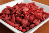 A Goji bogyó titka A sok-magvú, skarlátvörös színű bogyó, a Goji-gyümölcs legendája ötezer évvel ezelőttre nyúlik vissza. Kevés olyan növényt ismer ugyanis a keleti vagy nyugati világ, amely mind C-vitaminban, mind vasban gazdagabb lenne a tipikus forrásoknál.