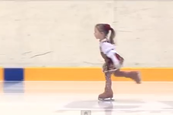 Még csak 2,5 éves, de jobban korcsolyázik, mint gondolnád... Nagyon bájos kis tehetség:)