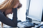 Természetes szerekkel a stressz ellen A legfőbb stresszfaktor a munkahely. Hogy kiküszöböld a mindennapos stresszt az életedből, használd ezeket a természetes szereket: