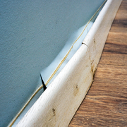 Penész a padló alatt? 7 árulkodó jel, amit nem szabad figyelmen kívül hagyni