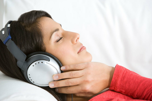 Zenével az alvászavar ellen
