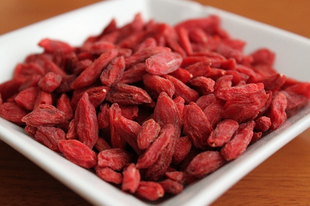 A Goji bogyó titka A sok-magvú, skarlátvörös színű bogyó, a Goji-gyümölcs legendája ötezer évvel ezelőttre nyúlik vissza. Kevés olyan növényt ismer ugyanis a keleti vagy nyugati világ, amely mind C-vitaminban, mind vasban gazdagabb lenne a tipikus forrásoknál.