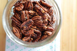 4 szuper, anyagcsere gyorsító snack Az édességekre nagyon komolyan rá lehet szokni és csak nehezen lehet abbahagyni a fogyasztásukat…rendes függőséget okoznak! De szerintem sokaknak ez nem ismeretlen érzés. Mégis azonban érdemes otthon elkészíteni a nassokat, melyek olcsóbbak és EGÉSZSÉGESE